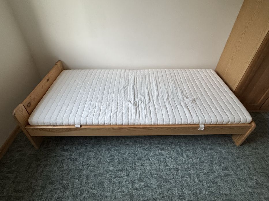 Łóżko z materacem używane
