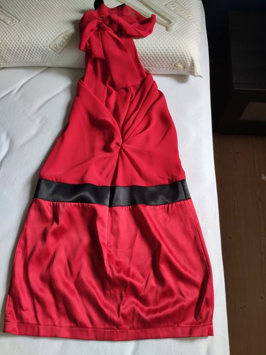 Sukienka wiązana na szyi elegancka. Imprezowa