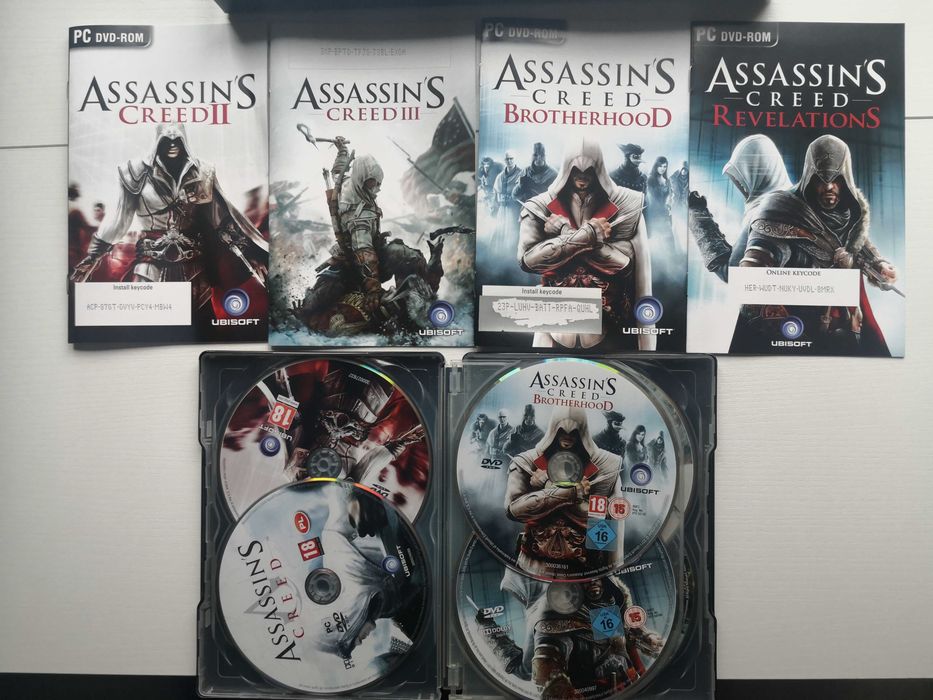 Assassins Creed: Anthology opakowanie z płytami i dodatkami.