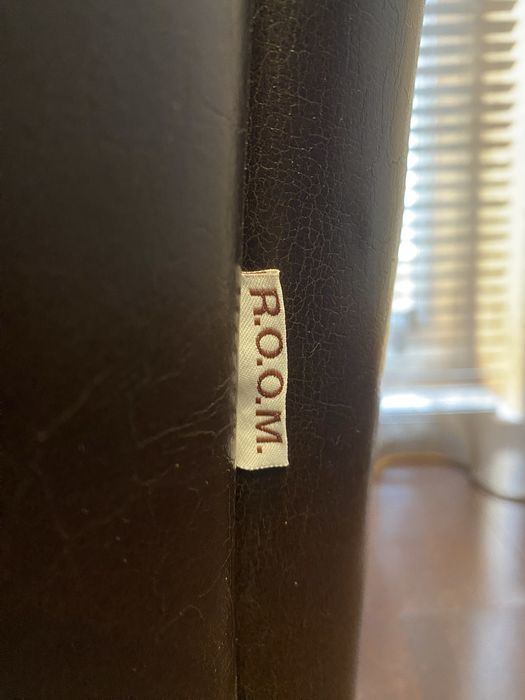 Sofá em pele, na cor castanho e pesponto em bege. Excelente estado