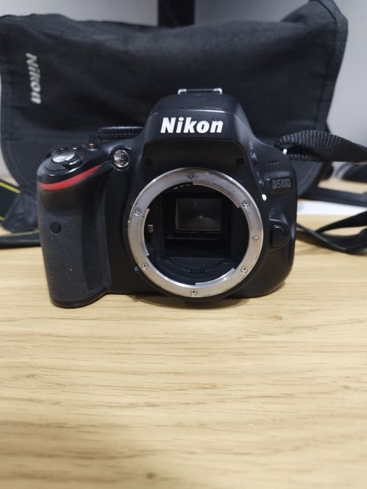 Nikon D5100 z obiektywem AF-S DX NIKKOR 18-55mm 1:3.5-5.6G VR.