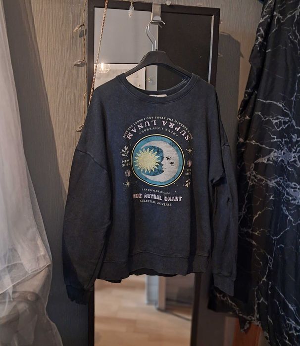 Pull & Bear bluza z motywami astrologcznymi dla zodiakary