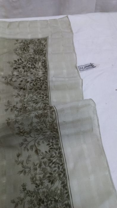 Lenço estampado em tons de verde 0.75x0.75 cm