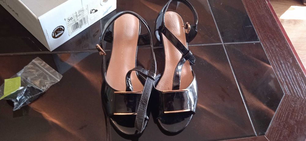 Nowe piękne sandałki rozmiar 36