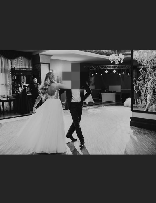 Suknia ślubna z rozcięciem na nodze