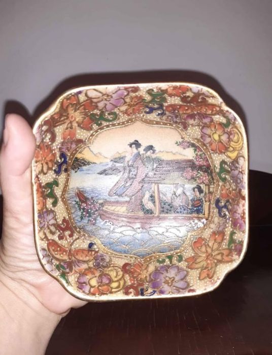 Taça pequena em ceramica com ilustração de gueixas 
Para desocupar