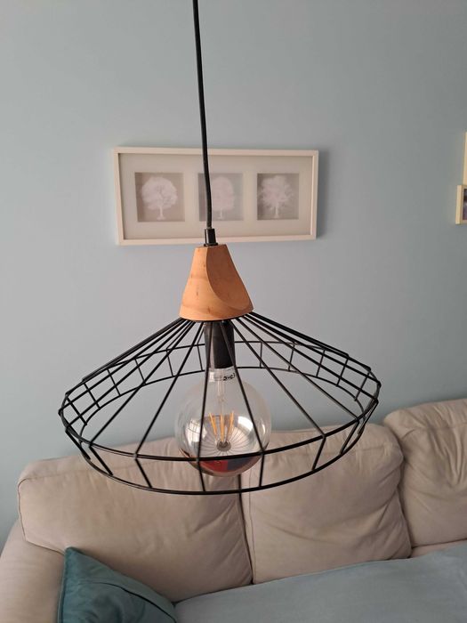 Candeeiro de teto preto em metal e madeira c/ lâmpada decorativa