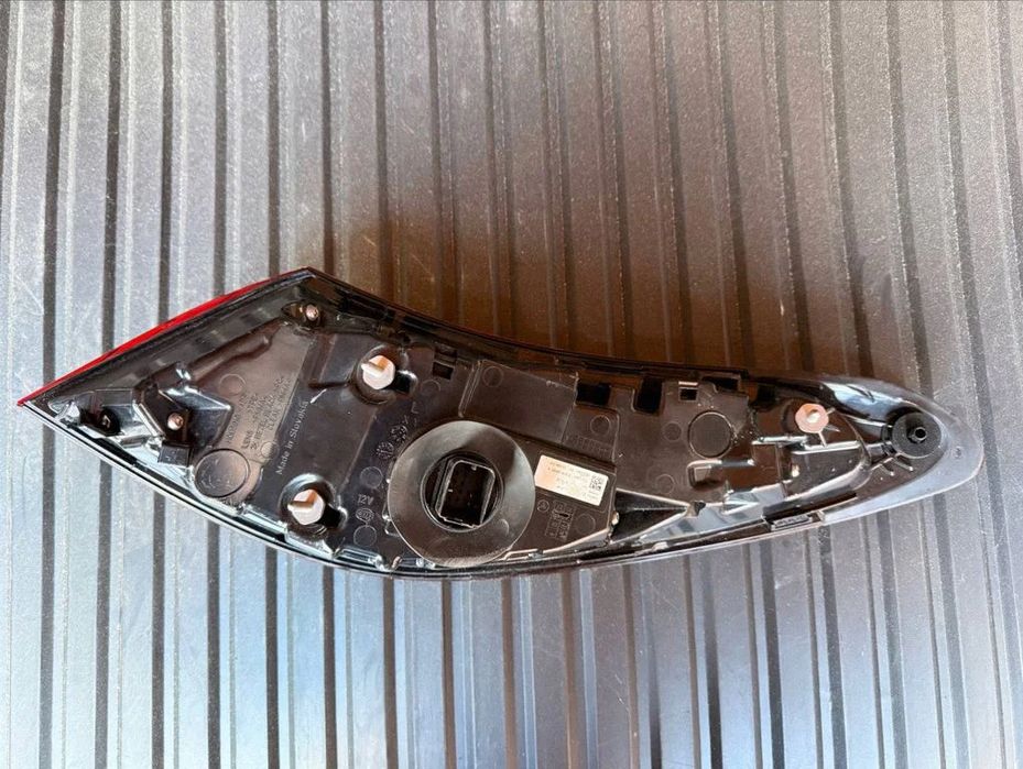 Lampa tylna komplet Mercedes-Benz E W214 (2024)