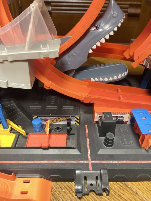 Hot Wheels City. Ultimate Garage з акулою