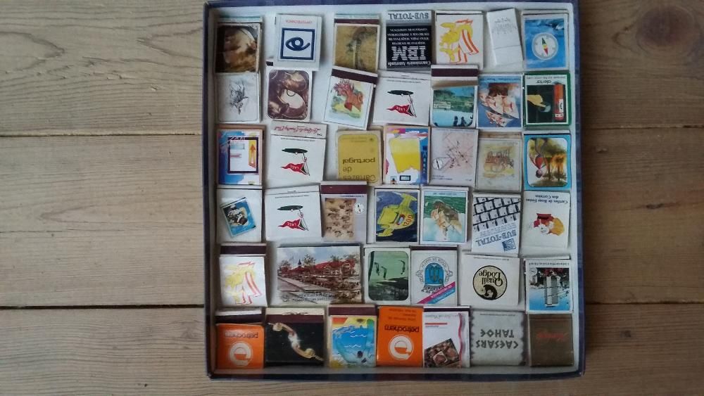 coleção de calendários e postais