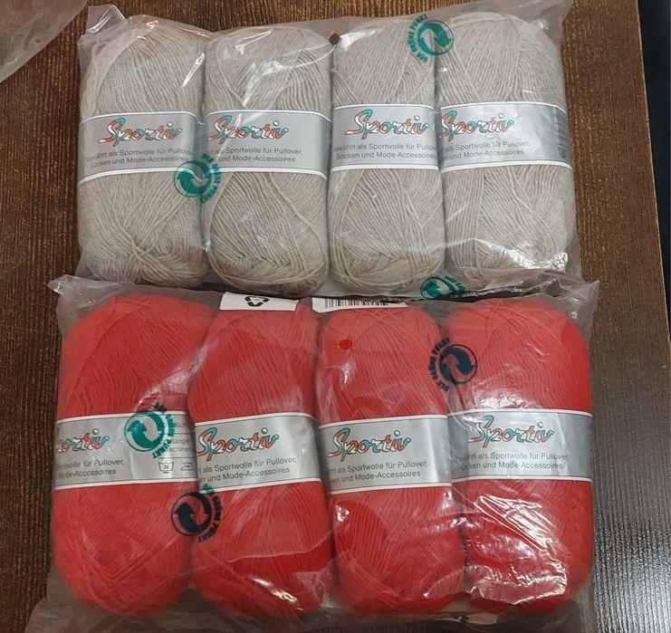 Włóczki w kolorze czerwonym i szarym