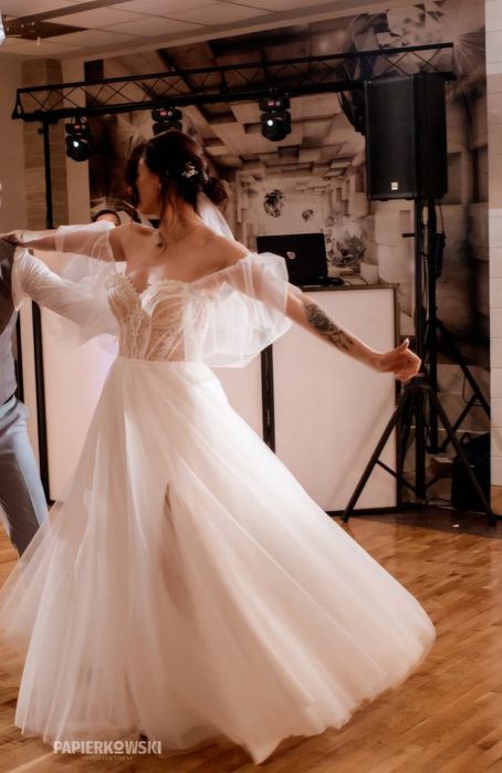 Suknia ślubna gorsetowa  koronka odpinane rękawki plus welon katedraln