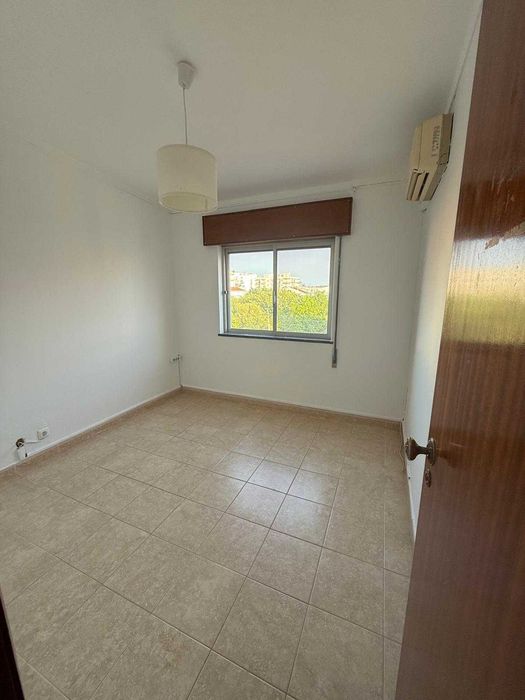 T2 Arrenda-se ao ano Estombar