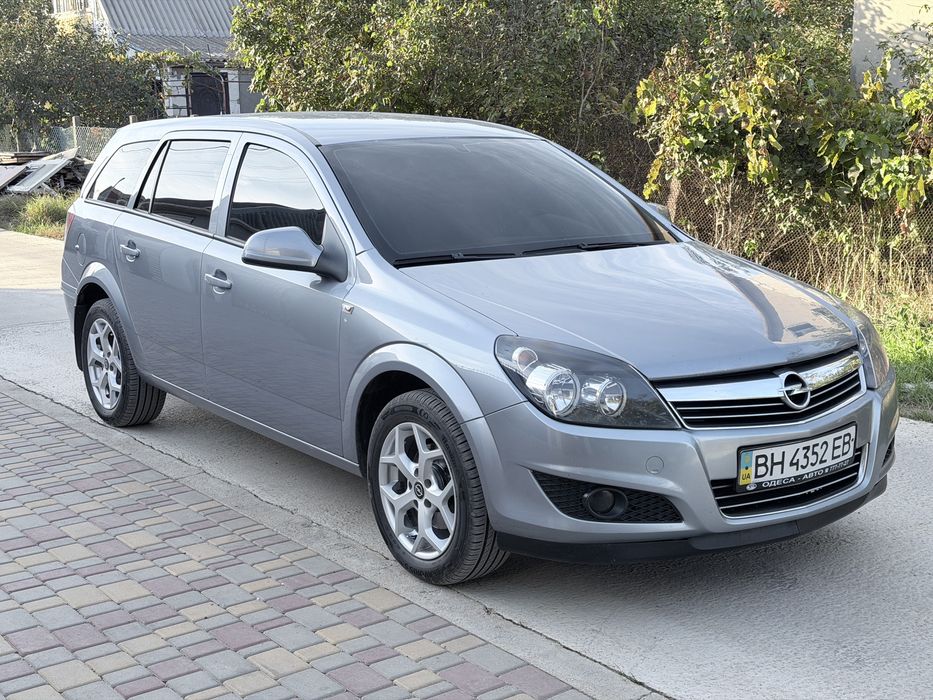 Opel Astra 2011г 1.6 бенз.Универсал в родном окрасе .