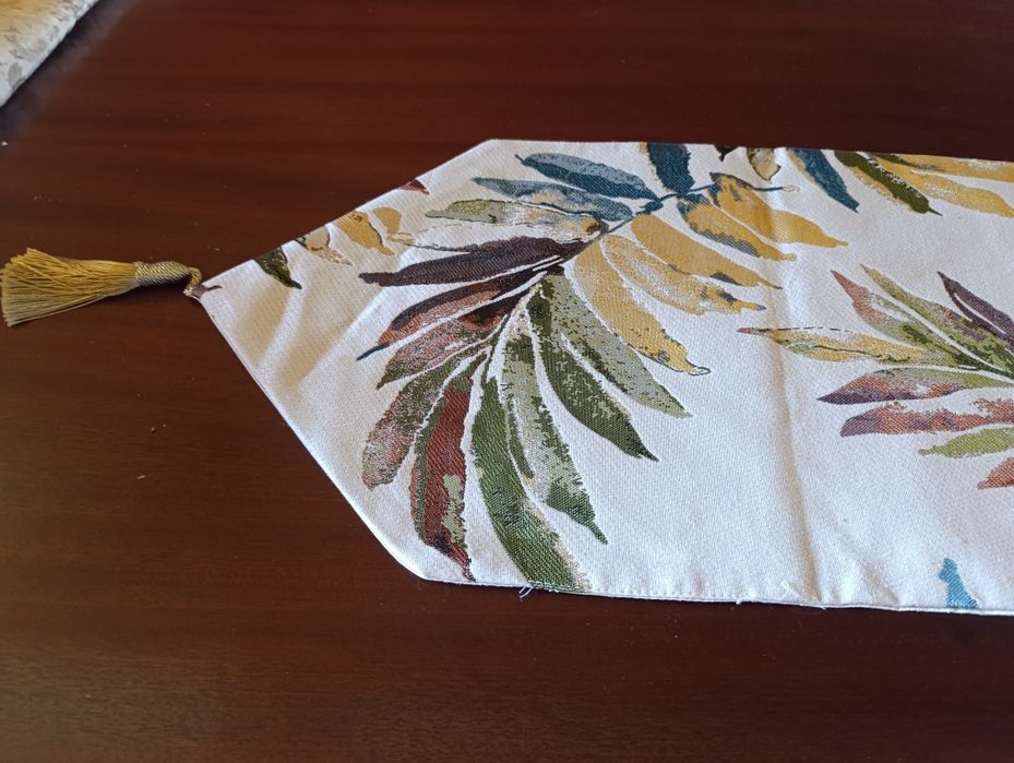 Runner com padrão de folhas