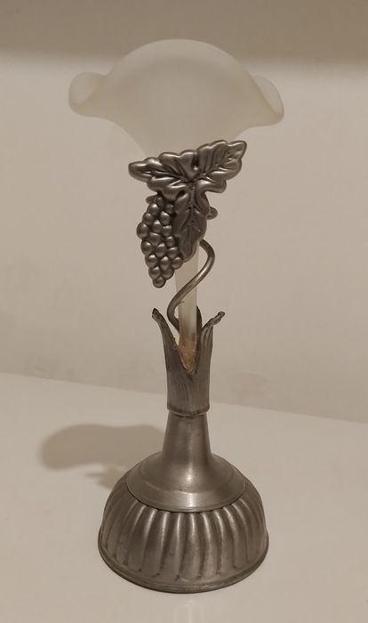 Conjunto bonitos artigos inclui um járro vidro e estanho  pra decoraçã