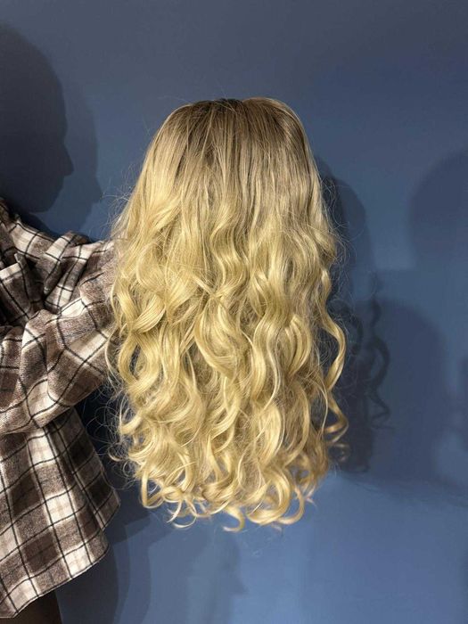 Długa peruka blond ombre / Kręcone włosy / Lace Front / Nowa