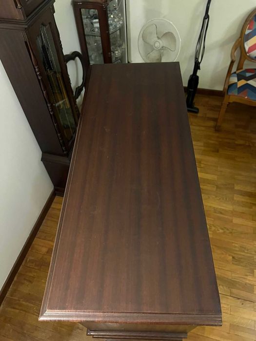 Elegante Móvel Bar em Madeira Maciça – Estilo Clássico com Talha