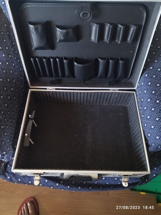 Mala de ferramenta em aluminio como nova para venda