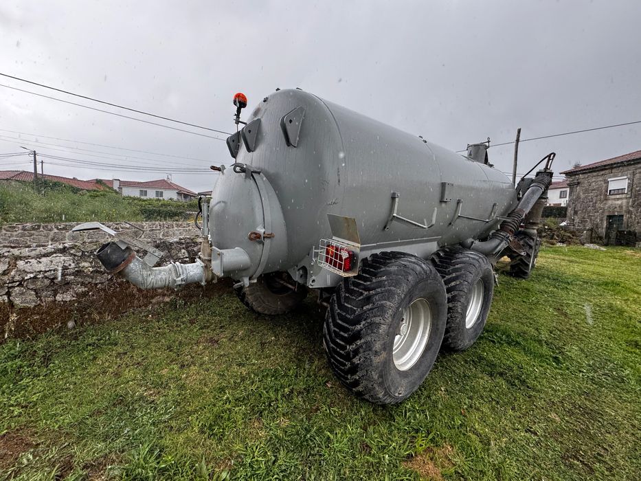 Alfaias e equipamento de construção usado