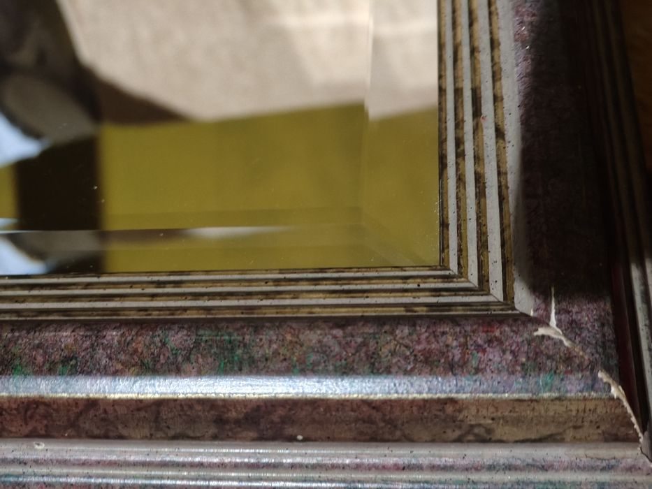 Kryształowe lustro w drewnianej ramie.