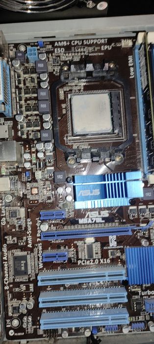 Продам материнську плату процесор і пам'ять у зборі.
