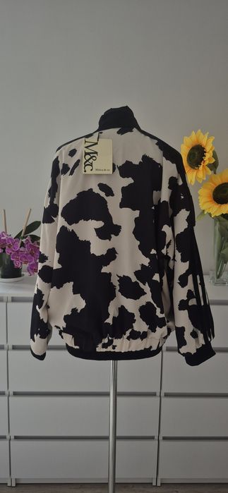 Elegancka kurtka bomberka w łaty krowa kremowo-czarna