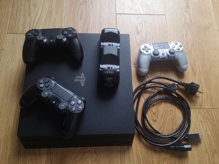 Konsola Playstation PS4 Pro 1 TB + 3 Pady ze stacją ładującą