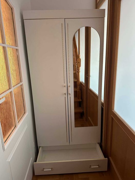Sprzedam białą szafę ubraniową z lustrem i szufladą.