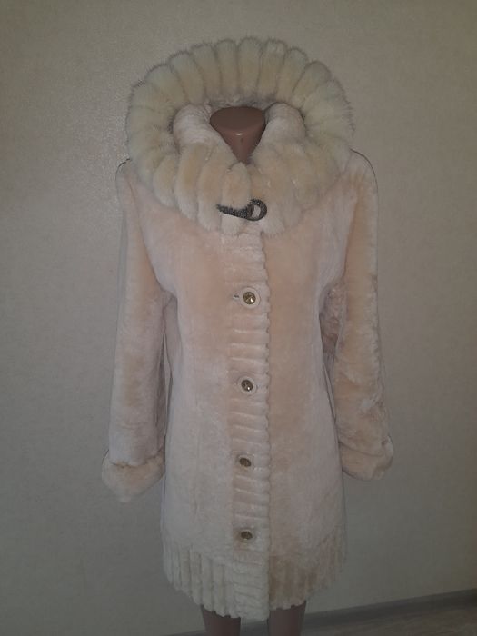 Шубка с мутона натуральная .на капюшоне мех норки