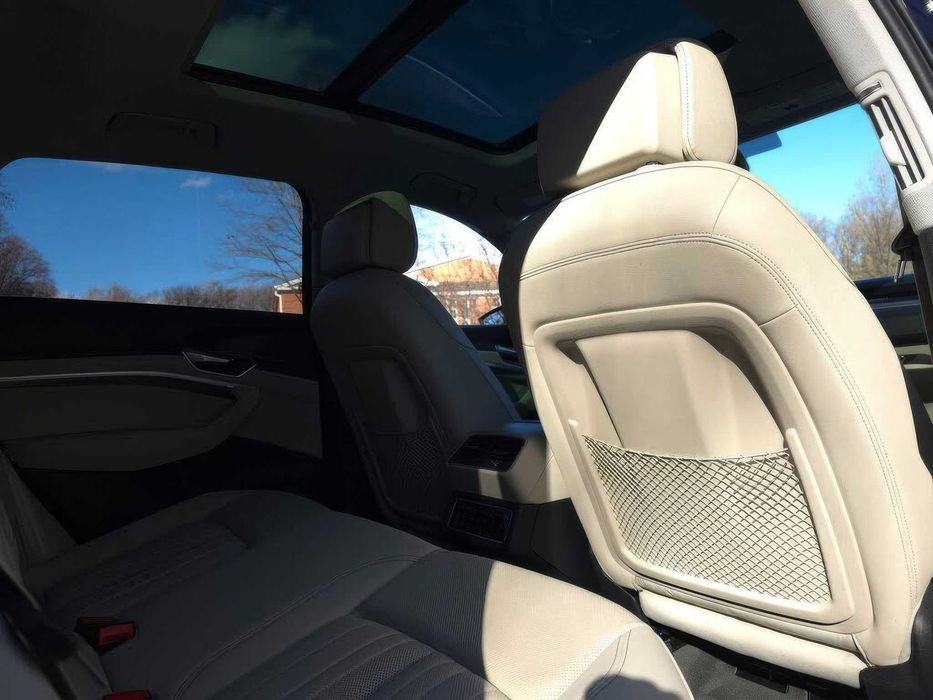 Audi Q8 e-tron quattro Premium Plus      2024