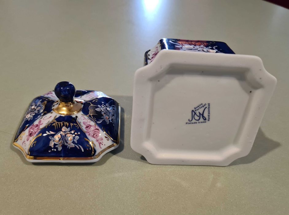Caixinha de porcelana pintada à mão