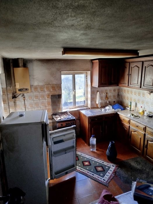 Casa e terreno bem localizado.