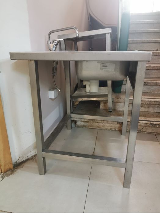 Lavatório inox com torneira