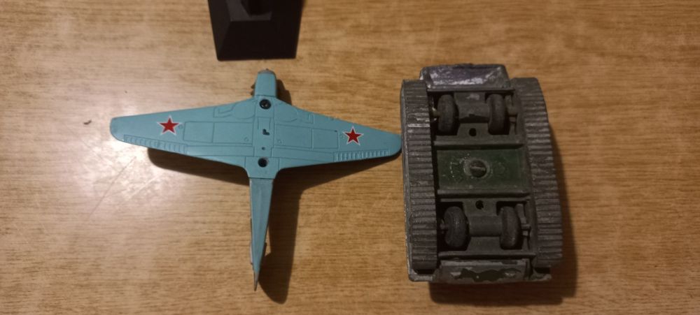 Модель БТР ВИЗ,  та винищувач ЯК-9, металеві, гарний стан.