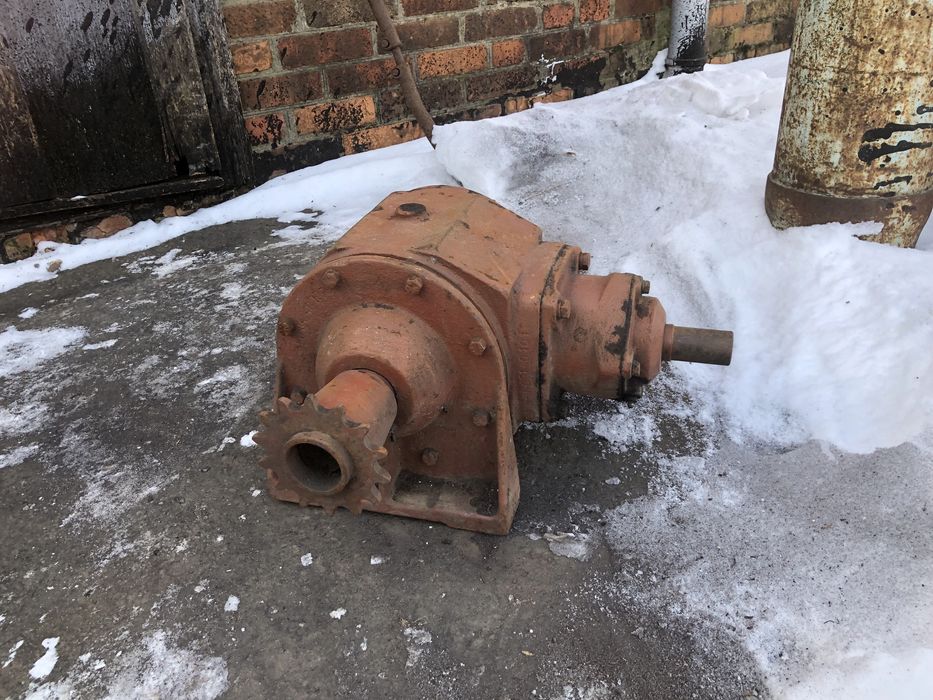 Редуктор кутовий Т-образний