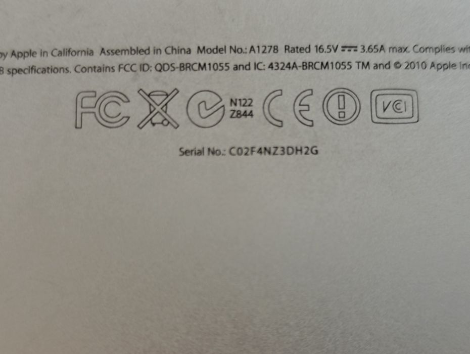 Apple MacBook на запчастини.Плата,матриця,батарея робочі