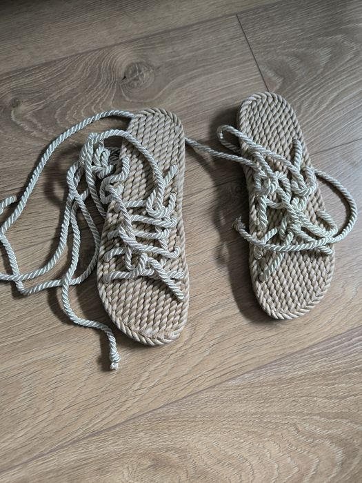 Sandálias super giras