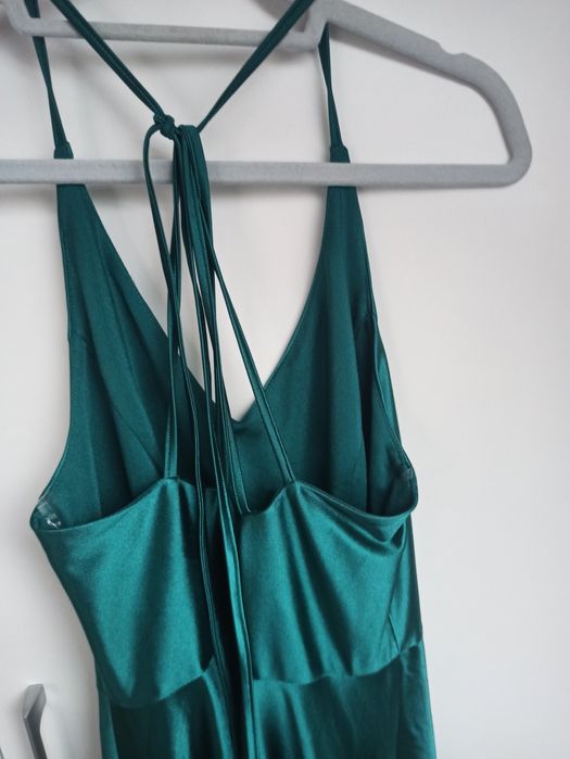 Satynowa sukienka z wycięciem na nogę