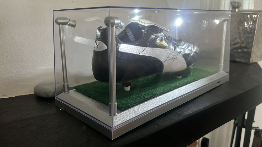 Chuteira do Eusébio autografada