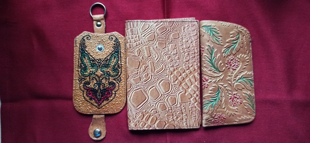 Elegancki zestaw z tłoczonej skóry: portfel, etui na okulary i klucze