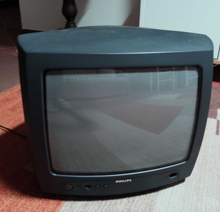 Três televisões antigas