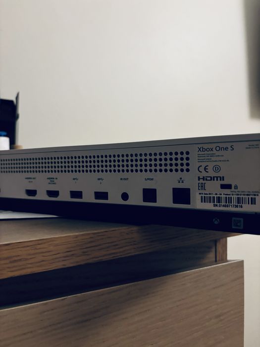 Xbox One S | 1TB | Inclui cabos e comando