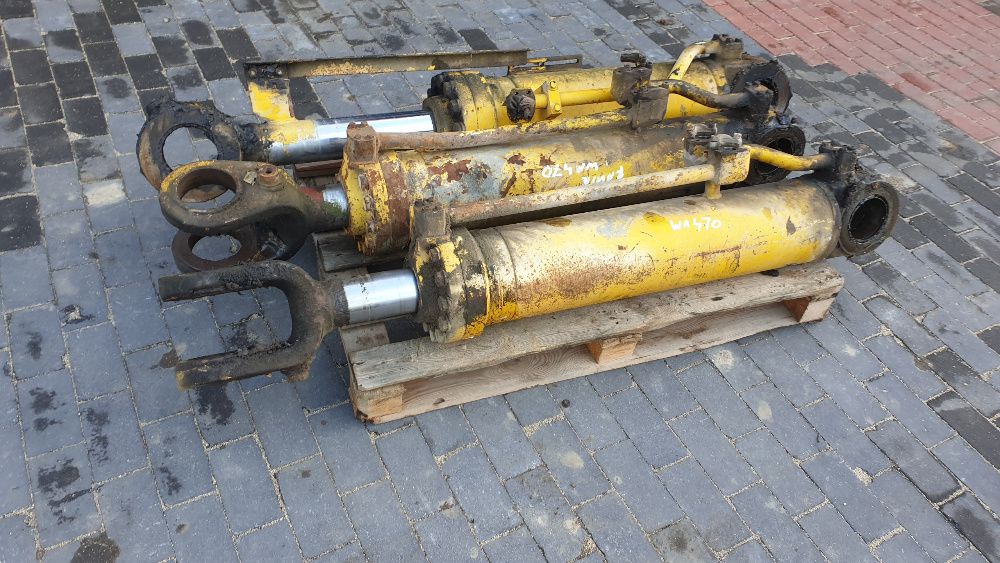 ładowarka komatsu WA 470 -3 siłownik ramienia