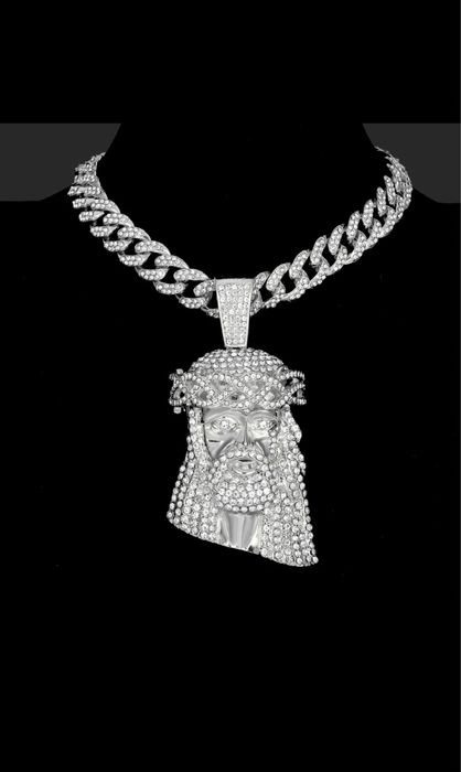 Colar com pingente de jesus