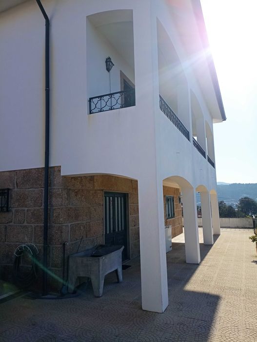 Arrendo casa T3 com salão