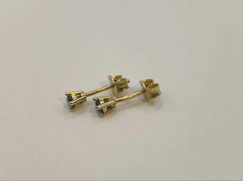 Zlote kolczyki wkretki