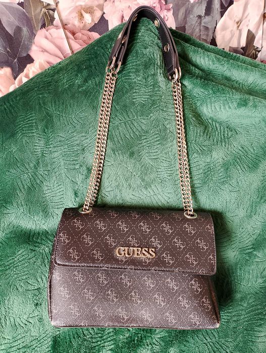 torebka GUESS czarna złote napisy pasek z łańcuchem