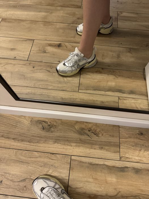 Нові жіночі кросівки Nike V2K Runtekk