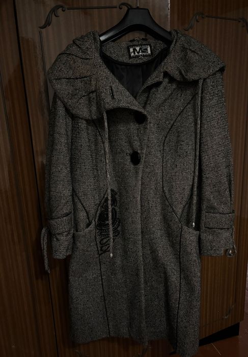 Жіноче пальто з капюшоном